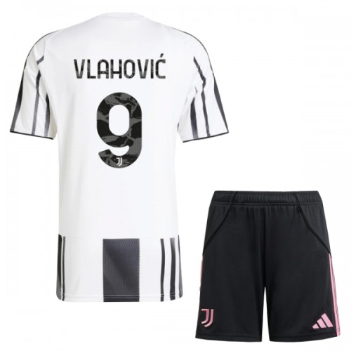 Fotballtrøye Juventus Vlahovic 9 Hjemmedrakt 2025-26 Kortermet - Barn(+ Shorts) Fotballtrøye Juventus Vlahovic 9 Hjemmedrakt 2025-26 Kortermet - Barn(+ Shorts)